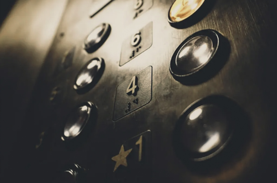 علائم روی دکمه های آسانسور