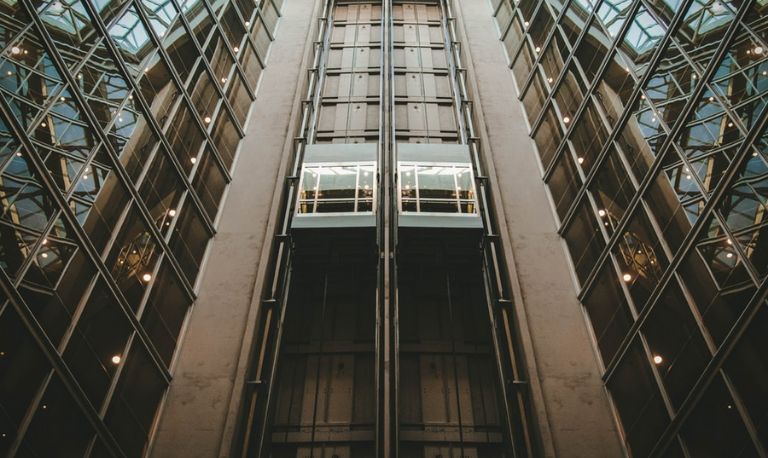 انواع ترمز ایمنی آسانسور در استاندارد آسانسور های کششی ( پاراشوت)