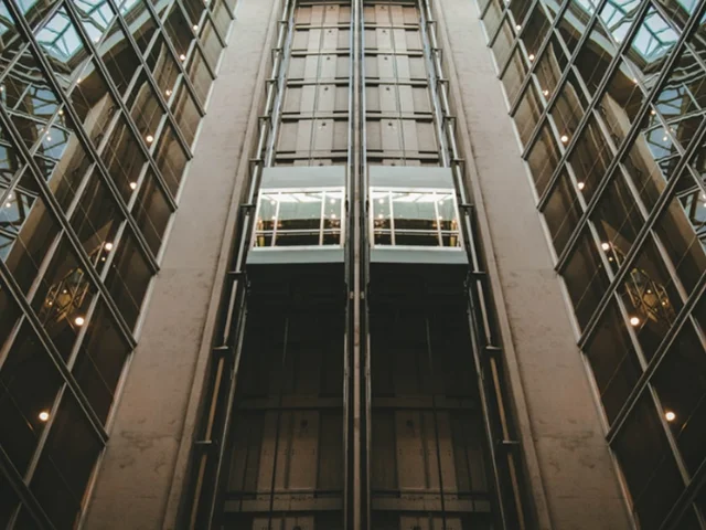 انواع ترمز ایمنی آسانسور در استاندارد آسانسور های کششی ( پاراشوت)